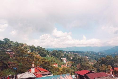 Bombshelter Homestay - Orange Room - Baguio City