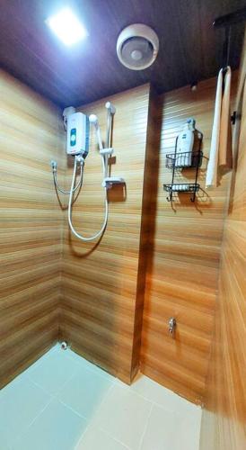 Bombshelter Homestay - Orange Room - Baguio City