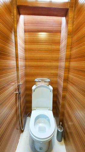 Bombshelter Homestay - Orange Room - Baguio City