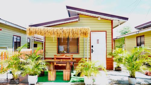 Olango Island - S&E-1 Tiny Guest House Fully Furnished with Hot Shower, Washer, Wi-Fi, Netflix & King-size Bed