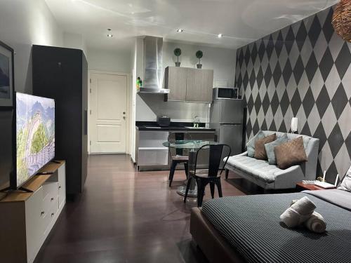 Penthouse Studio Highspeed Wi Fi Smart TV Pool GYM