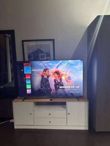 Penthouse Studio Highspeed Wi Fi Smart TV Pool GYM