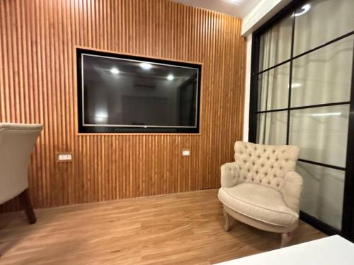 Japanese home in Laloma Qc near chinese Gen