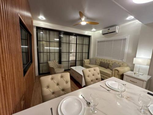 Japanese home in Laloma Qc near chinese Gen