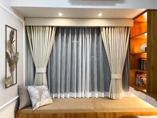 BRAND NEW Casa Airabella with Netflix & Makati City Skyline