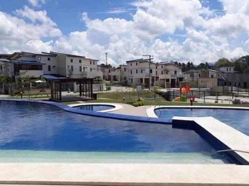 Bali inspired 2 bedroom in Lipa netflix pool and parking