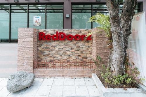 RedDoorz Plus @ Evangelista Street Makati