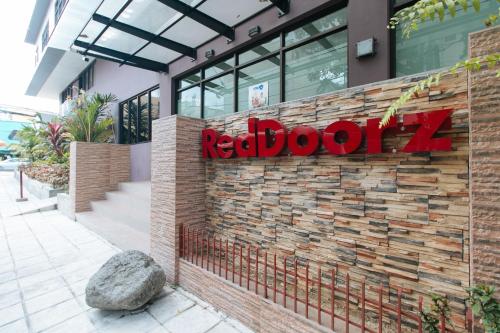 RedDoorz Plus @ Evangelista Street Makati