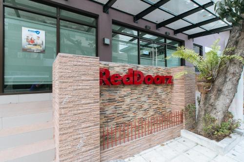 RedDoorz Plus @ Evangelista Street Makati