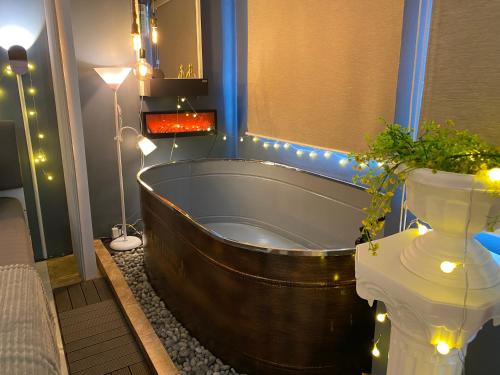 EL MEIR PRIME CABIN w/ Bathtub near EK