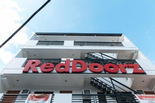 RedDoorz at DBuilders Rooms Bangkal Makati
