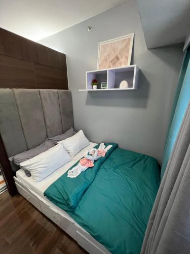 Apartment in Air Residences, Makati with wifi, Netflix, pool, mall and more