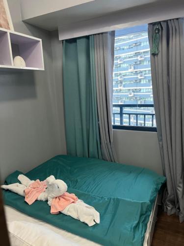 Apartment in Air Residences, Makati with wifi, Netflix, pool, mall and more