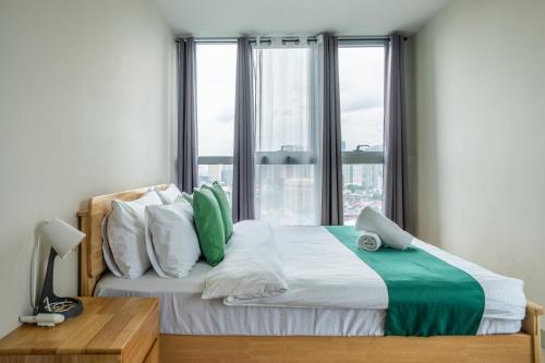 2BR 2TB Uptown Parksuites BGC Balcony, fast WiFi, Washer