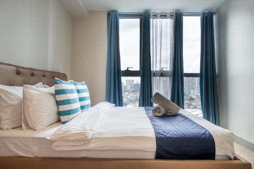 2BR 2TB Uptown Parksuites BGC Balcony, fast WiFi, Washer