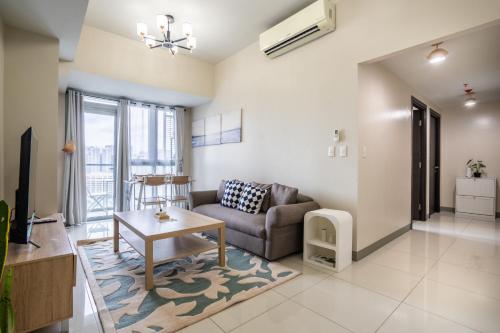 2BR 2TB Uptown Parksuites BGC Balcony, fast WiFi, Washer