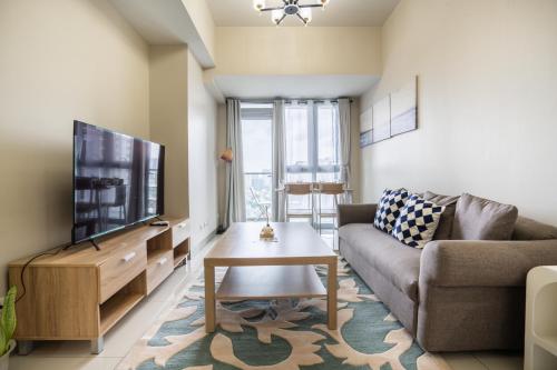 2BR 2TB Uptown Parksuites BGC Balcony, fast WiFi, Washer