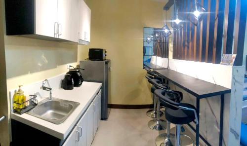 Meraki Space cozy studio unit near mactan airport with balcony