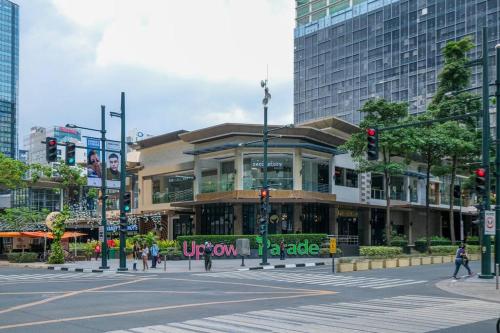 Spacious 3BR Suite in Uptown BGC - Walking Distance to Malls and Restaurants