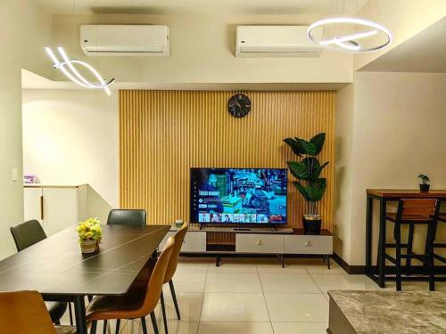 Spacious 3BR Suite in Uptown BGC - Walking Distance to Malls and Restaurants