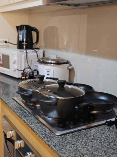 Spacious 3BR Suite in Uptown BGC - Walking Distance to Malls and Restaurants