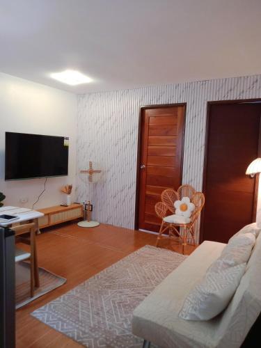 Bali inspired 2 bedroom in Lipa netflix pool and parking