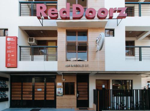 Cadapan's Transient Inn by RedDoorz