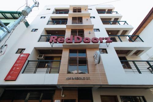 Cadapan's Transient Inn by RedDoorz