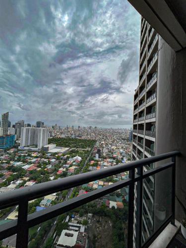 Studio in Makati - Fast WiFi, Big Balcony, Pool and Gym Access