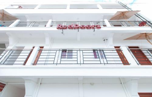 LJ Hotel by RedDoorz