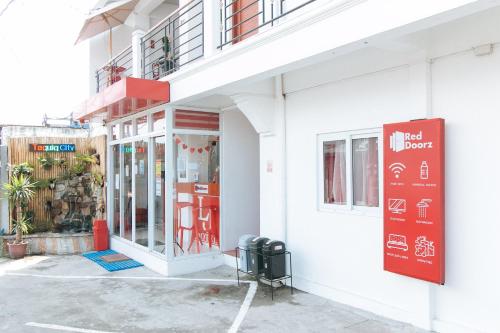 LJ Hotel by RedDoorz