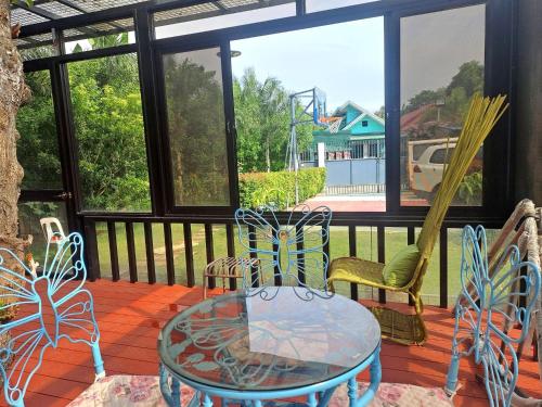 Entire Loft House Patio & Garden, Belle's Homestay