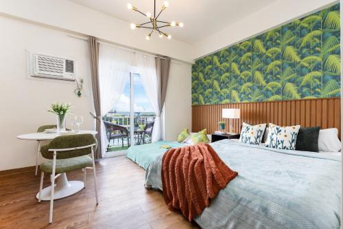 617A Condotel Near Airport &Mall with Pool, Gym, Netflix