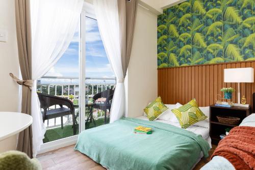 617A Condotel Near Airport &Mall with Pool, Gym, Netflix