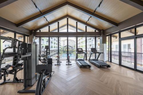 617A Condotel Near Airport &Mall with Pool, Gym, Netflix