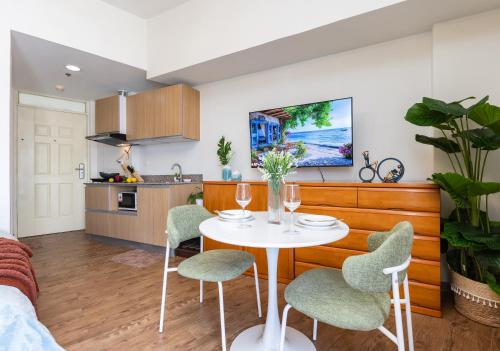 617A Condotel Near Airport &Mall with Pool, Gym, Netflix