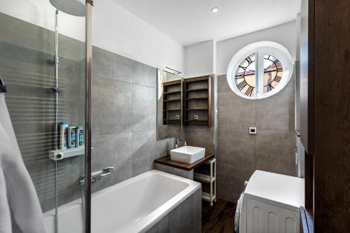 Big 75m2 next to Opera building in direct centrum, Air-conditioned, balcony, 24h self checking