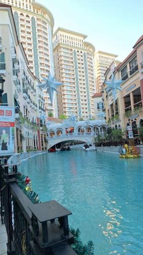 Luxury Bohemian Suite Venice Canal Mall & BGC Views