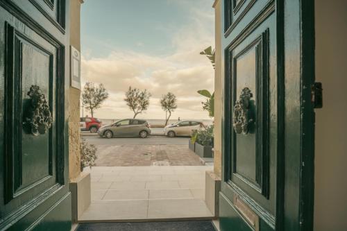 Sliema Central O'Clock Malta