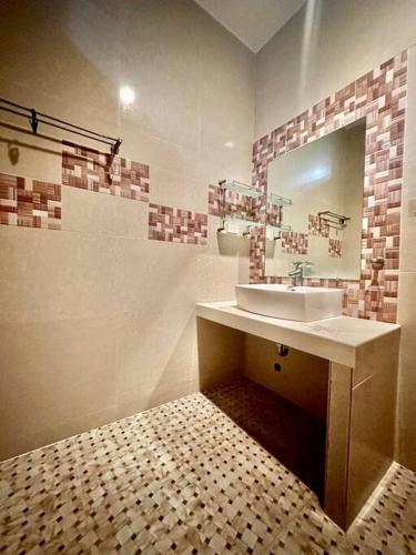 5min to SM, Beside Landbank, max 6 pax