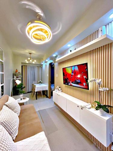 Cozypura Staycation near MOA, Airport , with free fast WIFI, Netflix and pay parking