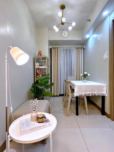 Cozypura Staycation near MOA, Airport , with free fast WIFI, Netflix and pay parking