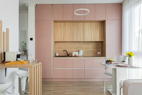 ARI - AFI Mall Luxurious Apartments with Free Parking