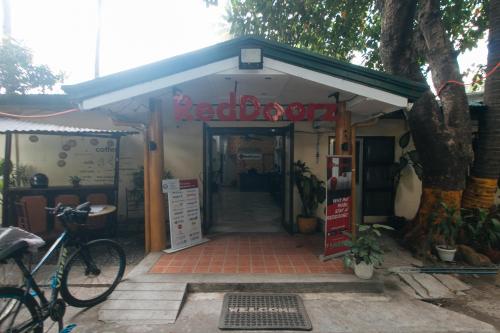 The Vjour Hotel by Reddoorz