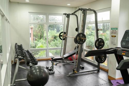 Cozy Crib Suite Condo with Balcony Pool & Gym