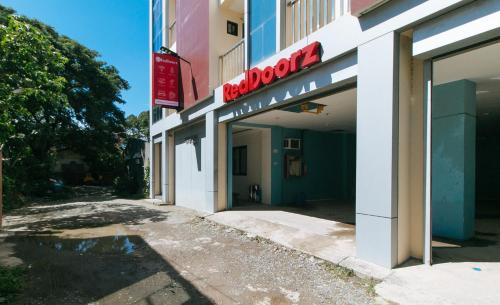 RedDoorz @ Isabelita Hotel Tugegarao City