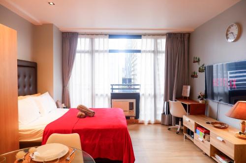 Condo in Makati with Fast WiFi, Free Pool, Netflix and Own Balcony