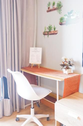 Condo in Makati with Fast WiFi, Free Pool, Netflix and Own Balcony