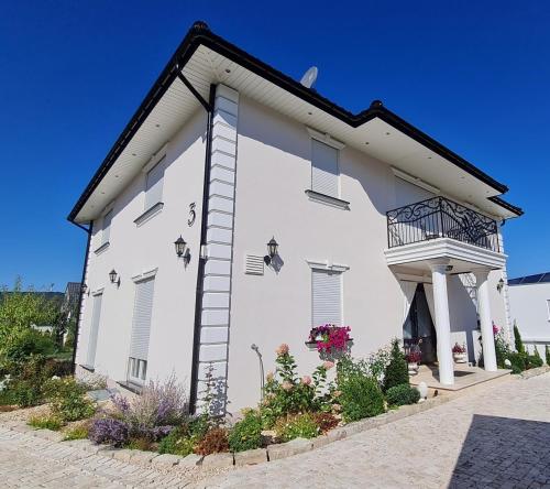 Villa unter dem Schloss