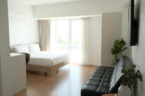 Very Demure, very spacious Studio Abreeza Place